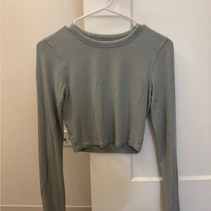 Hold Tight Straight-Hem Cropped
Long-Sleeve Shirt ｜Jade Grey